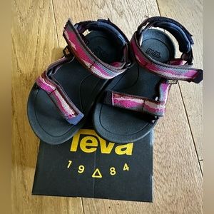 Pink patterned toddler Teva Hurricane XLT 2 sandals in box EUC- size 6 toddler